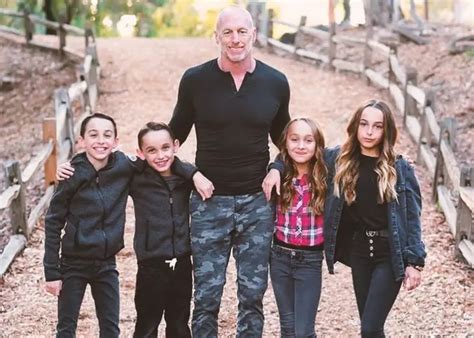 Jeff Garcia Is Enjoying Retirement with Wife and Four。